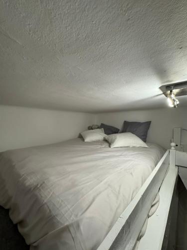 - un grand lit blanc dans une chambre blanche dans l'établissement Ciotappart, à La Ciotat