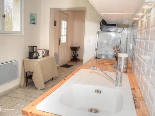 a kitchen with a white sink in a room at Gîte familial avec piscine chauffée et jardin privatif près des châteaux de la Loire - FR-1-381-393 in Luynes