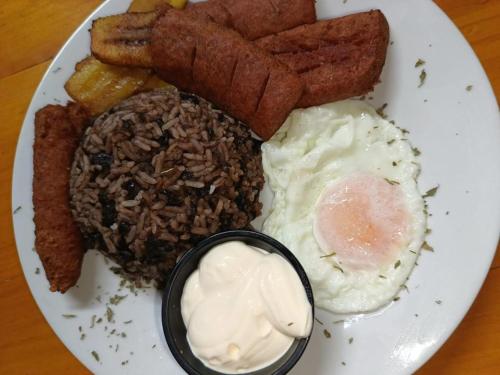 アラフエラにあるla casona rioの卵、肉、フライドポテトが添えられた朝食のプレート