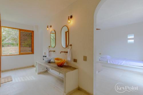 Postel nebo postele na pokoji v ubytování Luxury Palomino Beach Höuse by KeyPöint!