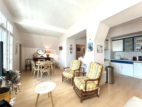 une cuisine et un salon avec une table et des chaises dans l'établissement Appartement T3 moderne à La Baule, 6 pax - FR-1-245-215, à La Baule