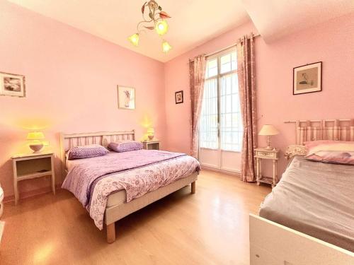 une chambre rose avec deux lits et une fenêtre dans l'établissement Appartement T3 moderne à La Baule, 6 pax - FR-1-245-215, à La Baule