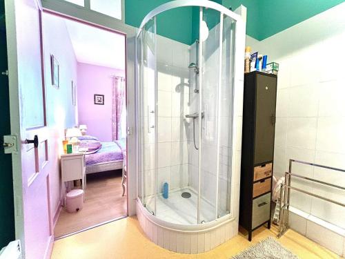 une salle de bain avec une douche avec une porte vitrée dans l'établissement Appartement T3 moderne à La Baule, 6 pax - FR-1-245-215, à La Baule
