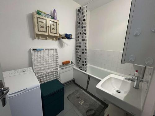 La petite salle de bains est pourvue d'un lavabo et d'un lave-linge. dans l'établissement Appartement moderne 3 pièces, vue mer, parking privé, 5 couchages - FR-1-224C-348, à Saint-Hilaire-de-Riez