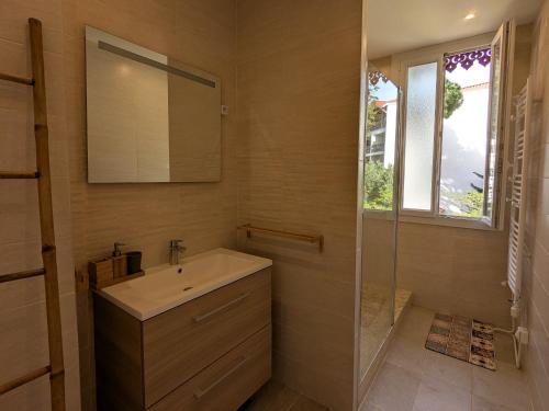 une salle de bain avec un lavabo, un miroir et une douche dans l'établissement Arcachon: Villa Basque 4 Chambres, Plage & Commerces à 300m - FR-1-420-160, à Arcachon