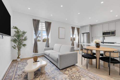 a living room with a couch and a table at Le Victoria Midtown Mtl in Montréal