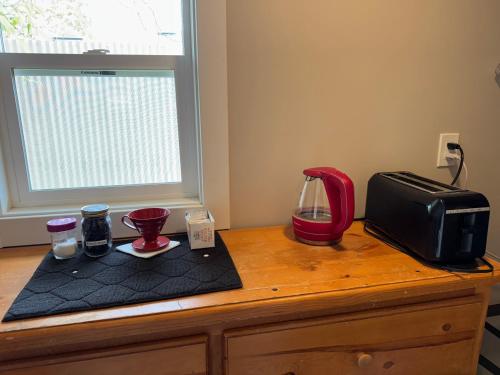 encimera de cocina con licuadora y tostadora en Love Shack, en Middletown
