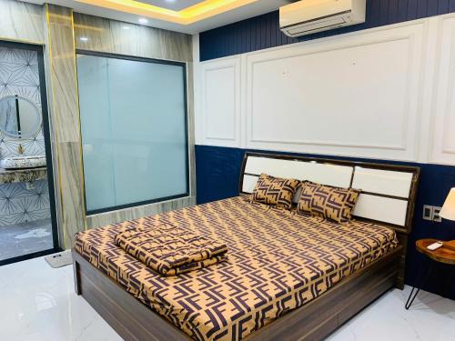 un dormitorio con una cama en una habitación en THANH LUONG House, en Da Nang
