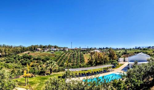 una vista aerea di una tenuta con piscina e vigneto di CI VULIA b&b - Sicilia sea, pool, bbq, tv, wi-fi ad Alcamo Marina