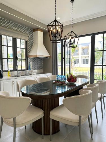 a kitchen with a dining room table and chairs at Biệt thự nghỉ dưỡng NovaWorld in Bình Sum