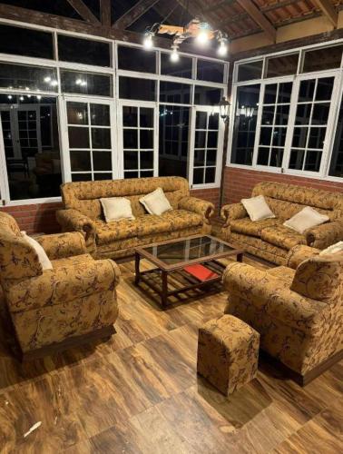 a living room with couches and a coffee table at Hermosa casa de campo in Tinquipaya
