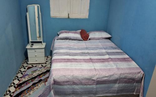 a small bedroom with a bed and a mirror at Apto B com cozinha em Macapá Infraero in Macapá