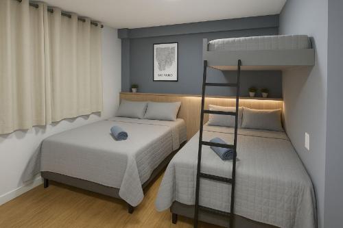 a room with two beds and a bunk bed at TD 110 Exclusivo Apartamento Na Vila Mariana, Poucos Metros do Metrô Vila Mariana ! in Sao Paulo