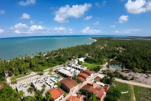 an aerial view of the resort and the ocean at Villa Naluri - Seu Refúgio a 50 metros da praia em Japaratinga in Japaratinga