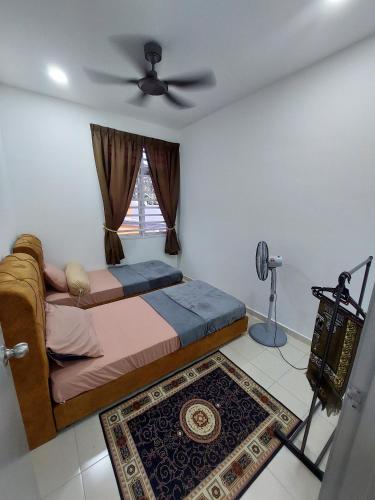 a bedroom with a bed and a ceiling fan at Homestay DNailah in Kampong Jelatang
