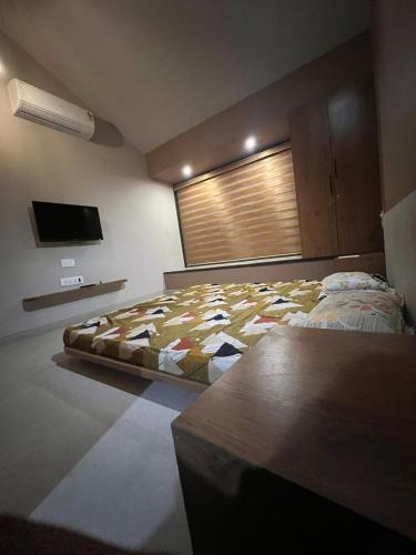 Televisyen dan/atau pusat hiburan di Staycation at farm house