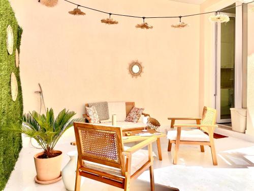 un salon avec des chaises et une table dans l'établissement Le Petit Nice, à Nice