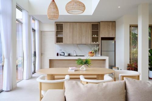 Kuchyň nebo kuchyňský kout v ubytování Villa Belcasa Phuket, Cherngtalay I New Cozy 3BR Pool Villa, Walk to Boat Avenue, Near Bangtao Beach