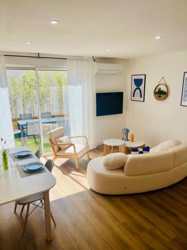 un salon avec un canapé et une table dans l'établissement Casa Dolorès parking, jardin, Gds Buffets 10 min, à Narbonne