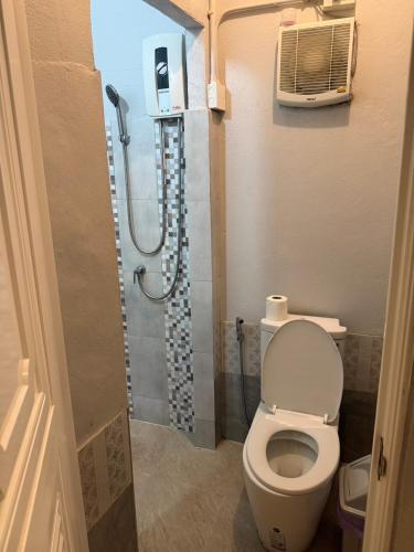 a bathroom with a shower with a toilet and a shower at Ler Hostel 65 in Chaweng