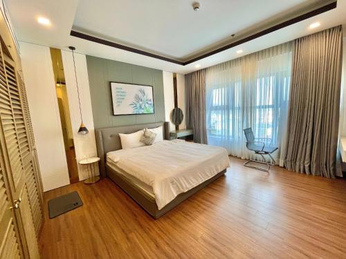 Katil atau katil-katil dalam bilik di FLC Sea Tower Quy Nhơn - Căn hộ view biển