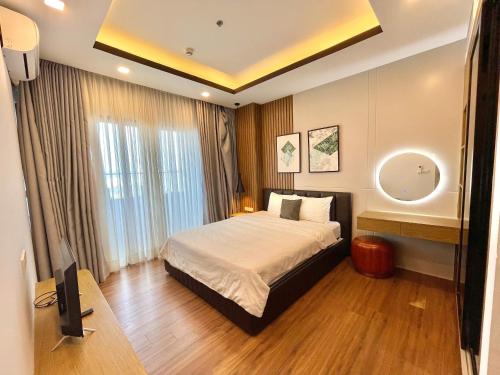 Katil atau katil-katil dalam bilik di FLC Sea Tower Quy Nhơn - Căn hộ view biển