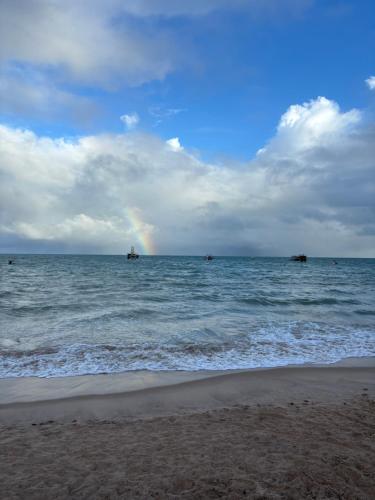 un arcobaleno nell'oceano con navi in acqua di Tambaú Israel Flat 217 - Beira mar a João Pessoa