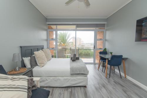 Ένα ή περισσότερα κρεβάτια σε δωμάτιο στο Wavy Daze Luxury Apartment #inverter