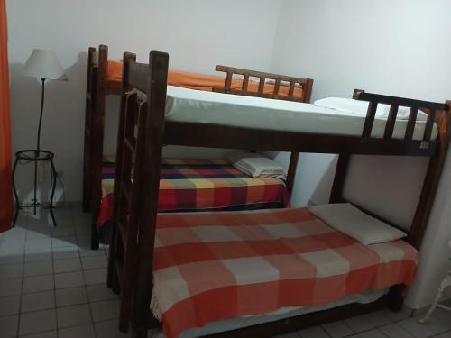 Ένα ή περισσότερα κρεβάτια σε δωμάτιο στο Boa Viagem Hostel Pequeno Príncipe