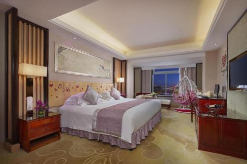 Postel nebo postele na pokoji v ubytování Feicheng Blossom Hotel