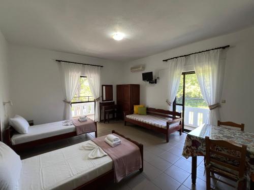 Posteľ alebo postele v izbe v ubytovaní Zourpos Studios & Apartments