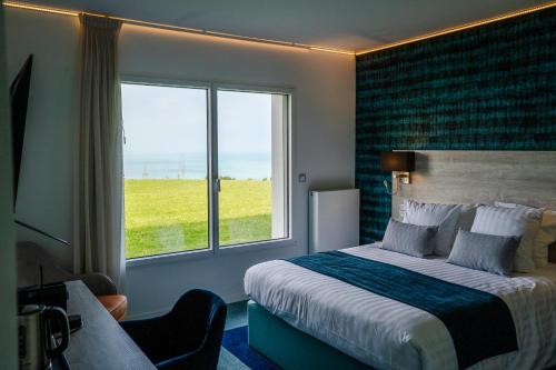 une chambre d'hôtel avec un lit et une fenêtre dans l'établissement Hôtel Le Manoir du Roselier, à Plérin