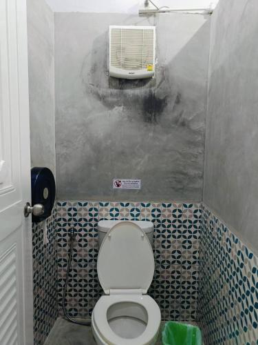 a bathroom with a toilet and a air conditioner at Ler Hostel 65 in Chaweng