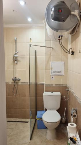 ein Bad mit Dusche, WC und Kamera in der Unterkunft Luxsus Apartment Diamond Sveti Vlas in Sweti Wlas