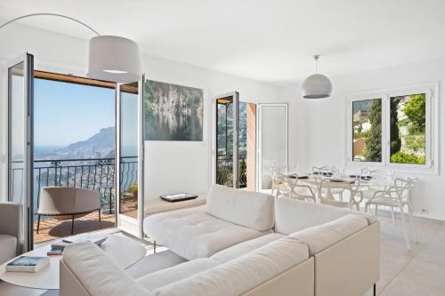 un salon blanc avec un canapé blanc et une table dans l'établissement Beautiful Villa with Sea View in Roquebrune-Cap-Martin, à Roquebrune-Cap-Martin