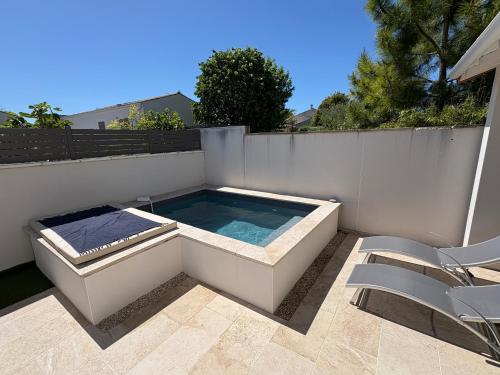 - une piscine installée au-dessus d'une terrasse dans l'établissement Villa Jade - Saint palais sur mer - entre mer et golf, à Saint-Palais-sur-Mer