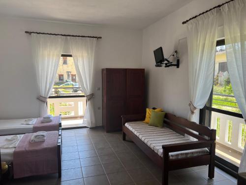 Кровать или кровати в номере Zourpos Studios & Apartments