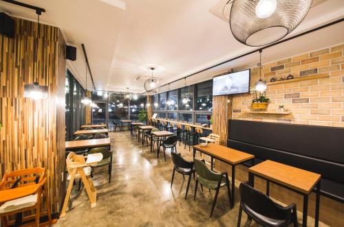 um restaurante com mesas e cadeiras e uma parede de tijolos em J Raum Resort em Seogwipo