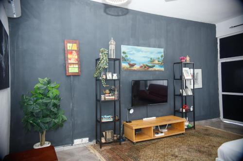 Μια τηλεόραση ή/και κέντρο ψυχαγωγίας στο Casa Sira Nyali links road studio apartment