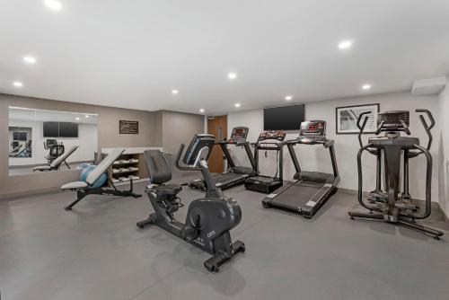 Фитнес-центр и/или тренажеры в MainStay Suites Oakbrook Terrace - Chicago