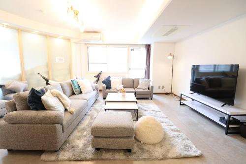NK BLD3F Sapporo 3LDK 3BR 1 floor 1 roomにあるテレビまたはエンターテインメントセンター