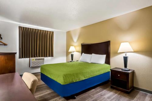 Ένα ή περισσότερα κρεβάτια σε δωμάτιο στο Econo Lodge Inn & Suites Auburn