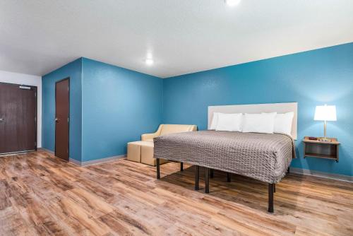 Ένα ή περισσότερα κρεβάτια σε δωμάτιο στο WoodSpring Suites Davenport FL