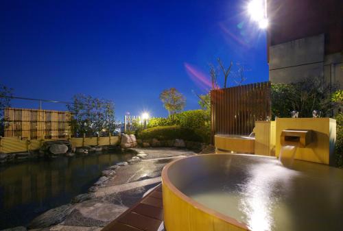 eine Badewanne auf der Seite eines Gebäudes in der Unterkunft Chaharu in Matsuyama