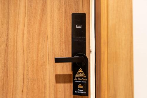 a close up of a door with a sign on it at La Boutique Hôtel - Vue Des Pyramides in Cairo