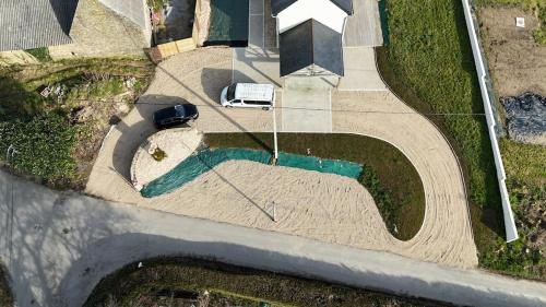 an aerial view of a driveway with a car and a pool at Grand gîte 10 personnes, calme, proche mer in Landévant
