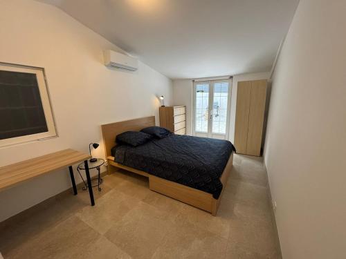 une petite chambre avec un lit et une télévision dans l'établissement Villa avec piscine, à Rocbaron