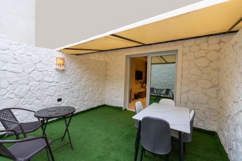 a room with a table and chairs and green carpet at La Boutique Hôtel - Vue Des Pyramides in Cairo