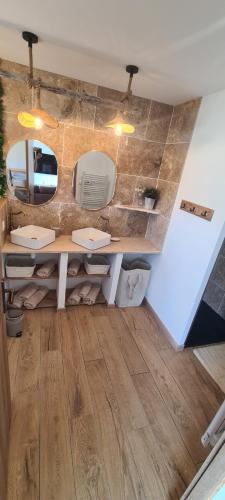 une salle de bain avec deux lavabos et un miroir dans l'établissement Villa Rominello, à Sari-Solenzara