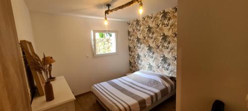 une petite chambre avec un lit et une fenêtre dans l'établissement Villa Rominello, à Sari-Solenzara